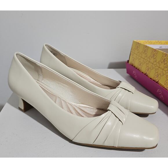 NEW Easy Street Square Toe Pumps Womens 10 Kitten Heel Bone Comfort Slip On - Picture 3 of 11